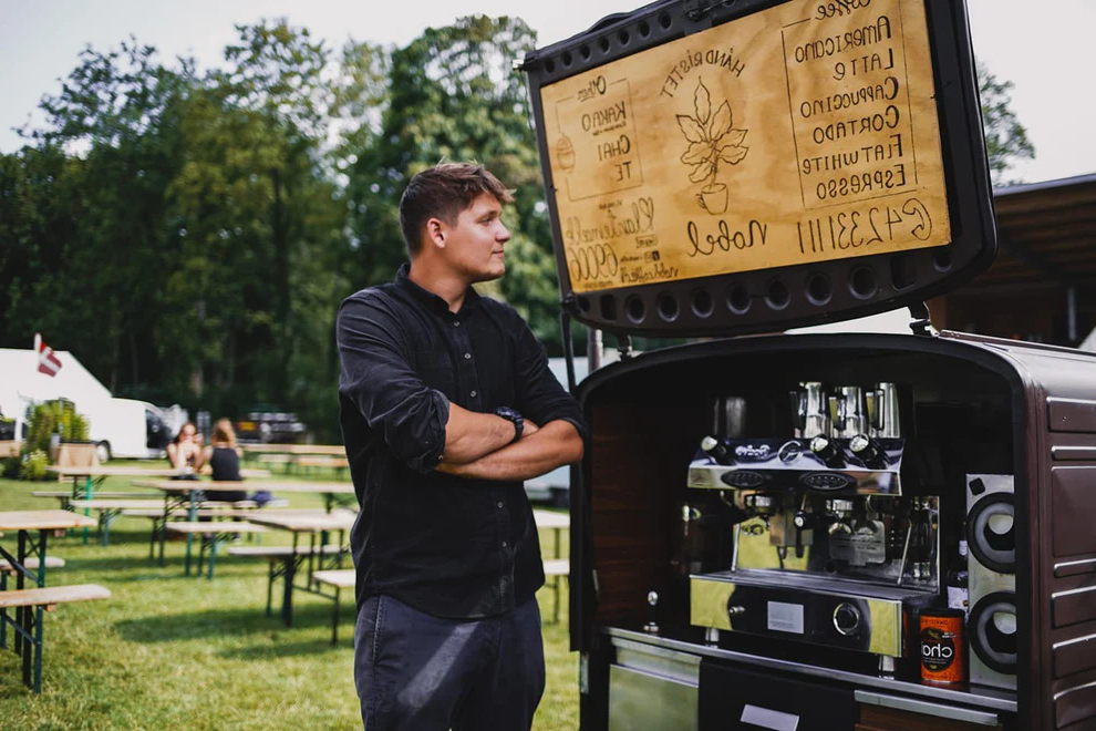 Barista og kaffevogn til et udenddørs arrangement