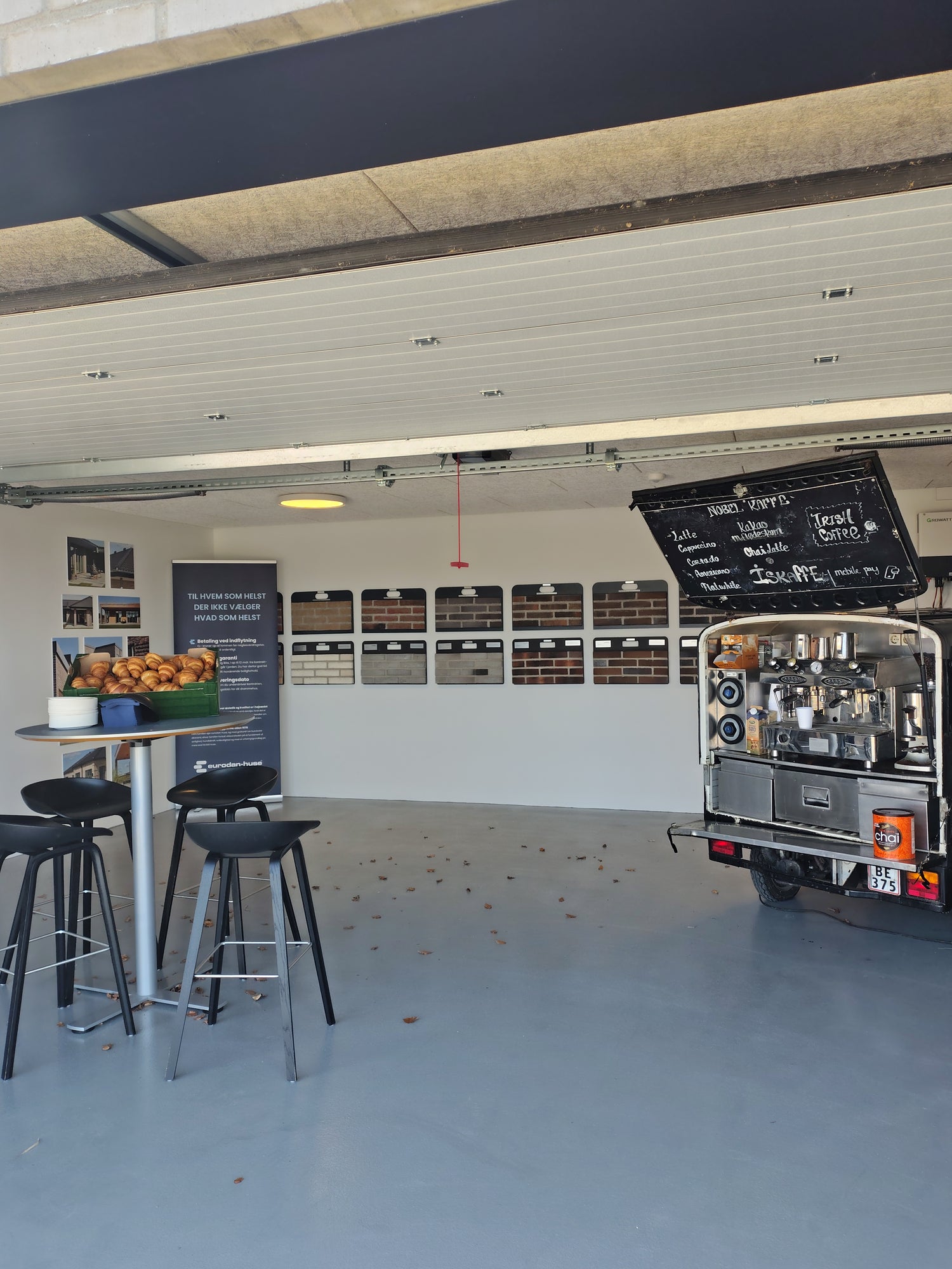 Kaffevogn og croissanter i en overdækket garage